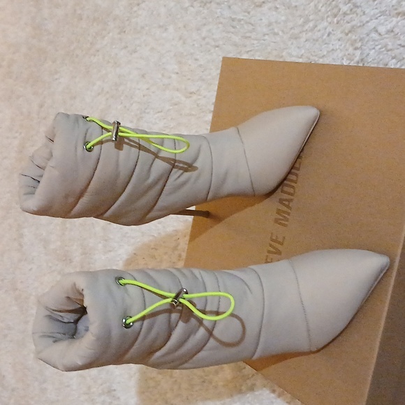 NWOT STEVE MADDEN puffer Boots - Picture 3 of 3